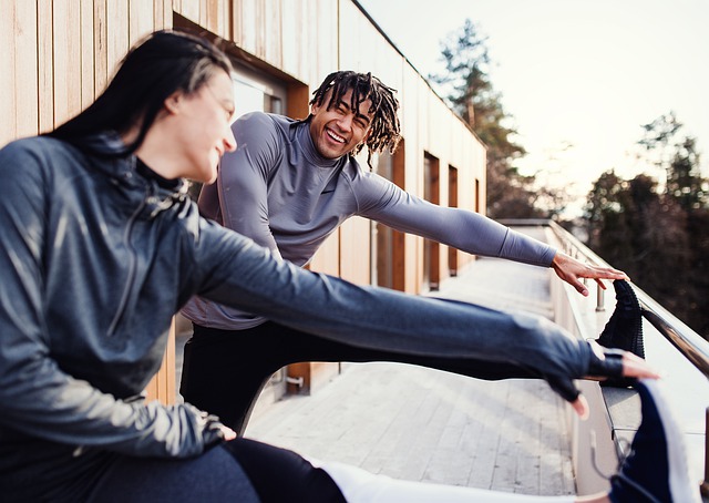 パーソナルトレーニングでストレッチをする男と女