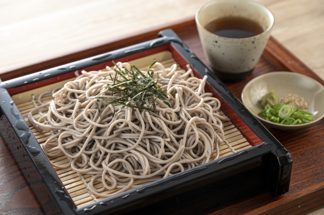 おぼんに乗った蕎麦とめんつゆ