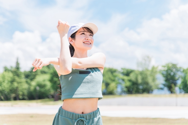 屋外で体操をしている女性