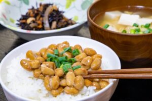 納豆ご飯と豆腐のお味噌汁とひじき