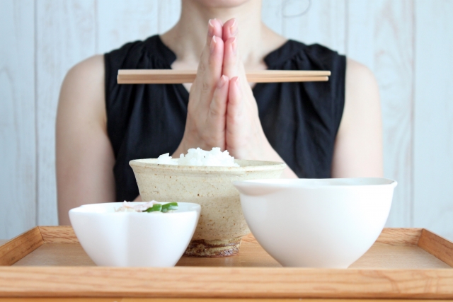 食事を食べようとする女性