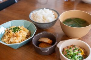 ご飯とお味噌汁がある健康的な朝食