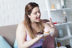 ストレスで暴食する女性