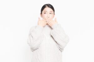 ダイエット中で食事を我慢する女性