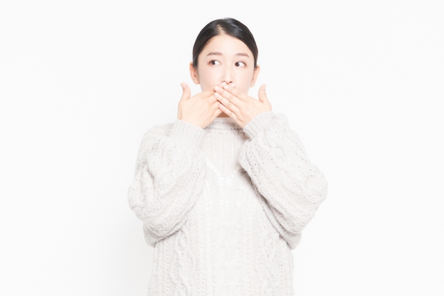 ダイエット中で食事を我慢する女性