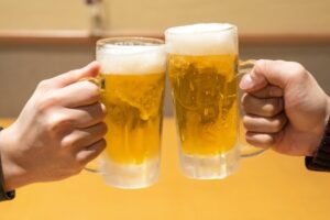 ダイエット中にお酒を飲んでいる人
