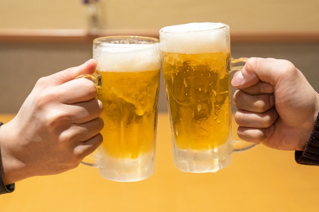 ダイエット中にお酒を飲んでいる人
