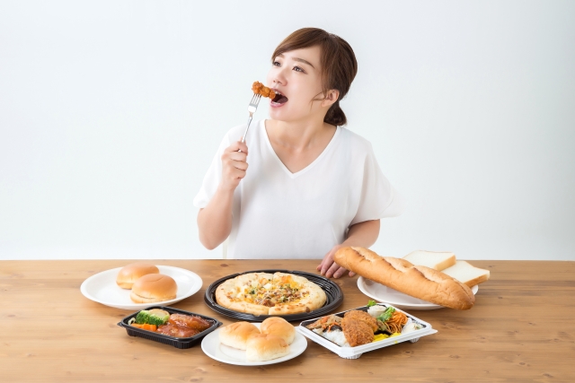 チートデイで食べている女性