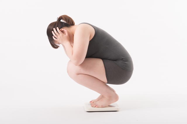ダイエットの停滞期で悩む女性