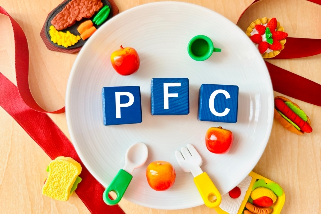 PFCと書かれたブロックが置かれた皿
