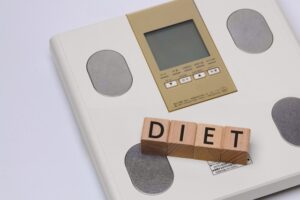 ダイエットと書かれたブロックが置いてある体重計