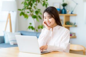 リモートワークをする女性