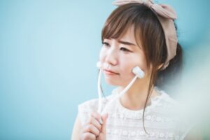 顔にむくみがある女性