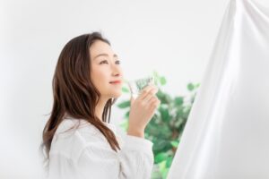水を飲んでダイエットをする女性